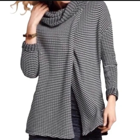 Cabi Fergie Split Turtleneck Sweater Size XSmall Black White - Picture 1 of 8